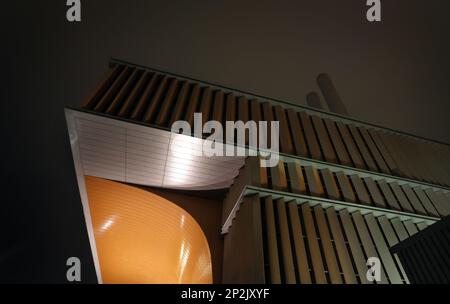 04. März 2023, Bayern, Würzburg: Die moderne Fassade des erdgasbefeuerten Kombikraftwerks hebt sich nachts vom Himmel ab. Foto: Karl-Josef Hildenbrand/dpa Stockfoto