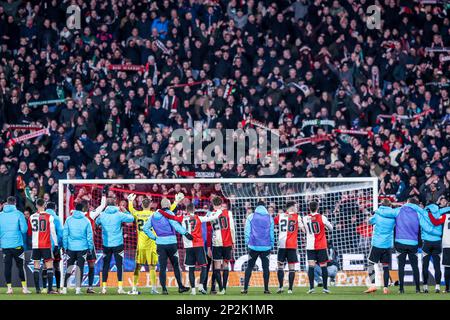 ROTTERDAM, NIEDERLANDE - MÄRZ 4: Spieler von Feyenoord feiern den Sieg mit den Fans während des niederländischen Eredivisie-Spiels zwischen Feyenoord und dem FC Groningen am 4. März 2023 im Stadion Feijenoord in Rotterdam, Niederlande (Foto von Peter Lous/Orange Pictures) Stockfoto