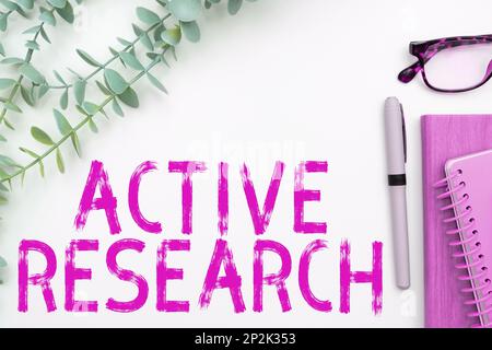Schild mit Anzeige von Active Research. Internetkonzept gleichzeitiger Prozess von Handeln und Forschung Stockfoto