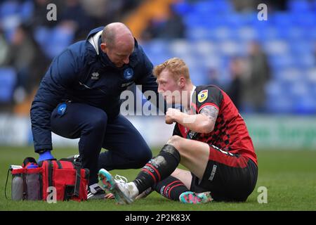 Hartlepool United's Taylor Foran wird vom Club Physio Carl Bell während des Spiels der Sky Bet League 2 zwischen Tranmere Rovers und Hartlepool United in Prenton Park, Birkenhead, am Samstag, den 4. März 2023, behandelt. (Foto: Scott Llewellyn | MI News) Guthaben: MI News & Sport /Alamy Live News