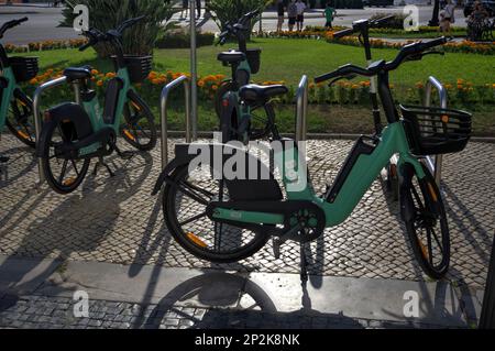 Coimbra, Portugal - 15. August 2022: Hauptplatz (Largo da Portagem), auf dem elektrische „Bolt“-Fahrräder gemietet werden können Stockfoto