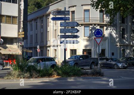 Coimbra, Portugal - 15. August 2022: Straßenblick, Wegweiser und Verkehr Stockfoto