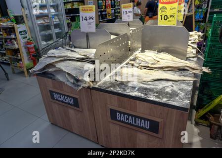 Coimbra, Portugal - 15. August 2022: Traditionelles Fischgericht aus getrocknetem und gesalzenem Kabeljau (Bacalhau), das im Supermarkt zum Kauf angeboten wird Stockfoto