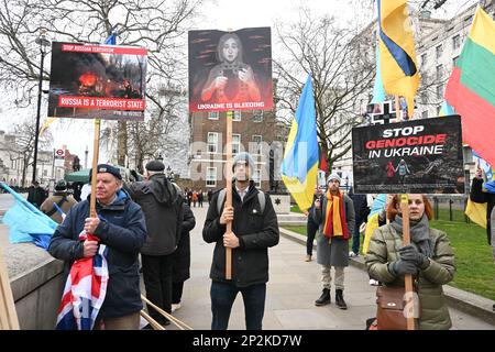 Downing Street, London, Großbritannien. 4. März 2023 Die Ukraine ruft die NATO auf, die Ukraine zu bewaffnen. 30 NATO-Länder, die feigen Verbündeten Japans und Südkoreas, kämpfen gegen ein Russland. Die Ukrainer sind keine Feiglinge, sie werden gegen Russland kämpfen. Kredit: Siehe Li/Picture Capital/Alamy Live News Stockfoto