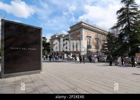 Plakat mit Werbung für das prado-Museum und Straßenverkäufer von Gemälden Stockfoto