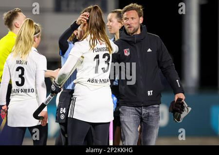 WASSENAAR, NIEDERLANDE - MÄRZ 4: Gabrielle Mosch von Amsterdam D1, Sabine Plonissen von Amsterdam D1, Headcoach Robert Tigges von Amsterdam D1 während des Spiels Tulp Hoofdklasse Dames zwischen HGC D1 und Amsterdam D1 bei Roggewoning am 4. März 2023 in Wassenaar, Niederlande (Foto: Hans van der Valk/Orange Pictures) Stockfoto