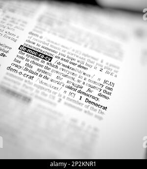 Bedeutung des Demokratieworts und Definitionstext im englischen Wörterbuch, Nahaufnahme des Demokratieworts. Regierungsform und Regimekonzept. Stockfoto