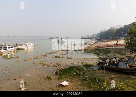 Müll und verworfene Bilder der Göttin Kali am Flussufer des Hooghly River in Kalkutta, Hauptstadt Westbengalen, Indien Stockfoto