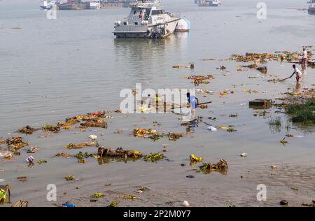 Müll und verworfene Bilder der Göttin Kali am Flussufer des Hooghly River in Kalkutta, Hauptstadt Westbengalen, Indien Stockfoto