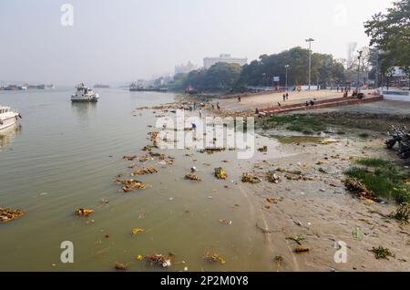 Müll und verworfene Bilder der Göttin Kali am Flussufer des Hooghly River in Kalkutta, Hauptstadt Westbengalen, Indien Stockfoto