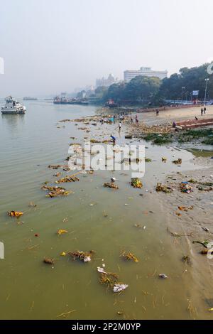 Müll und verworfene Bilder der Göttin Kali am Flussufer des Hooghly River in Kalkutta, Hauptstadt Westbengalen, Indien Stockfoto