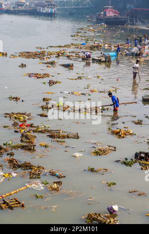 Müll und verworfene Bilder der Göttin Kali am Flussufer des Hooghly River in Kalkutta, Hauptstadt Westbengalen, Indien Stockfoto