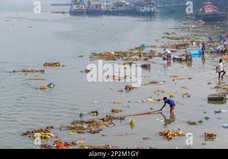 Müll und verworfene Bilder der Göttin Kali am Flussufer des Hooghly River in Kalkutta, Hauptstadt Westbengalen, Indien Stockfoto