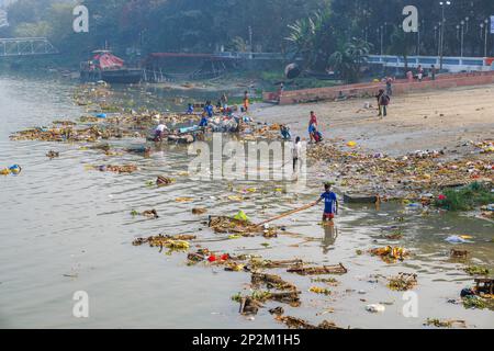 Müll und verworfene Bilder der Göttin Kali am Flussufer des Hooghly River in Kalkutta, Hauptstadt Westbengalen, Indien Stockfoto