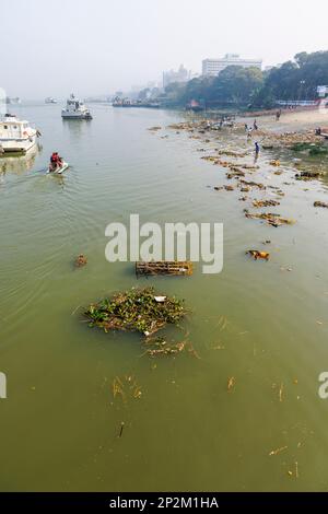 Müll und verworfene Bilder der Göttin Kali am Flussufer des Hooghly River in Kalkutta, Hauptstadt Westbengalen, Indien Stockfoto