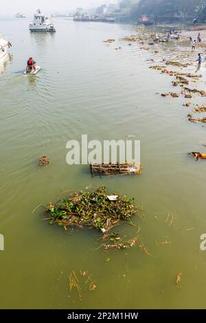 Müll und verworfene Bilder der Göttin Kali am Flussufer des Hooghly River in Kalkutta, Hauptstadt Westbengalen, Indien Stockfoto