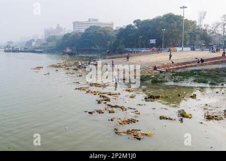 Müll und verworfene Bilder der Göttin Kali am Flussufer des Hooghly River in Kalkutta, Hauptstadt Westbengalen, Indien Stockfoto