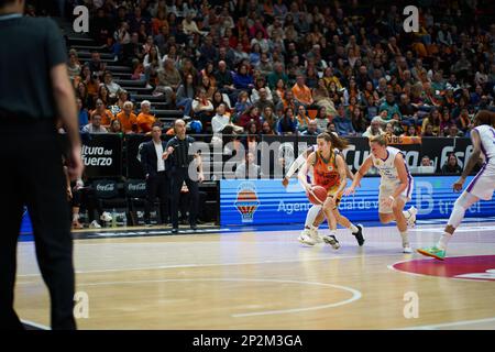 Aisha Sheppard von CDB Clarinos Teneriffa (L), Laia Lamana von Valencia Basket (C) und Kristina Raksanyi von CDB Clarinos Teneriffa (R) in Aktion während der Th Stockfoto