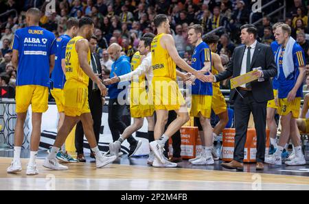 Berlin, Deutschland. 04. März 2023. Basketball: Bundesliga, Alba Berlin - FC Bayern München, Hauptrunde, Spieltag 22, Mercedes-Benz Arena. Alba Berlin Team High Fives nach dem Spiel. Kredit: Andreas Gora/dpa/Alamy Live News Stockfoto