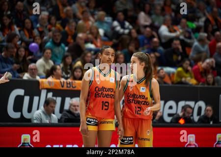 Mirembe Twehamye von Valencia Basket (L) und Laia Lamana von Valencia Basket (R) in Aktion während der J24. Liga Femenina Endesa am 4. März 2023 in Fuent Stockfoto