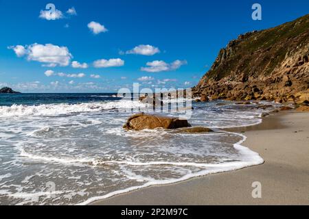 Porth Nanven Beach an der Cornish Coast, an einem sonnigen Sommertag Stockfoto
