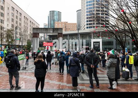 Seattle, USA. 4. März 2023. Feministinnen des Internationalen Frauentages für Jina, die sich weltweit für die Rechte der Frauen einsetzen. Mehrere Gruppen schlossen sich an, darunter „Rise Up 4 Abtreibungsrechte“ und „Progressive Iraner of Seattle“. Frauen auf der ganzen Welt organisieren sich und fordern Gleichberechtigung. Jina Amini starb in Teheran, Iran, unter verdächtigen Umständen James Anderson/Alamy Live News Stockfoto