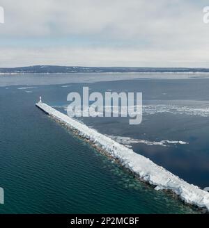 Luftaufnahme des Yachthafens Breakwall im Winter mit zwei Personen zu Fuß Stockfoto