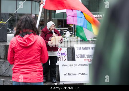 Seattle, USA. 4. März 2023. Feministinnen des Internationalen Frauentages für Jina, die sich weltweit für die Rechte der Frauen einsetzen. Mehrere Gruppen schlossen sich an, darunter „Rise Up 4 Abtreibungsrechte“ und „Progressive Iraner of Seattle“. Frauen auf der ganzen Welt organisieren sich und fordern Gleichberechtigung. Jina Amini starb in Teheran, Iran, unter verdächtigen Umständen James Anderson/Alamy Live News Stockfoto