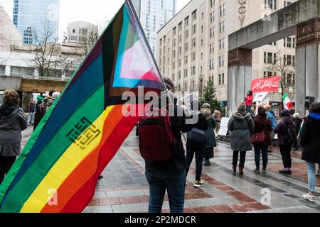 Seattle, USA. 4. März 2023. Feministinnen des Internationalen Frauentages für Jina, die sich weltweit für die Rechte der Frauen einsetzen. Mehrere Gruppen schlossen sich an, darunter „Rise Up 4 Abtreibungsrechte“ und „Progressive Iraner of Seattle“. Frauen auf der ganzen Welt organisieren sich und fordern Gleichberechtigung. Jina Amini starb in Teheran, Iran, unter verdächtigen Umständen James Anderson/Alamy Live News Stockfoto