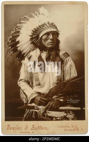 Studioporträt von Sioux Chief High Horse (1852-1931) im Jahr 1900 mit einem goldenen Adlerflügelventilator und einem mit schwarzem Stein versehenen Bleirohr. (Foto: John A. Anderson) Stockfoto