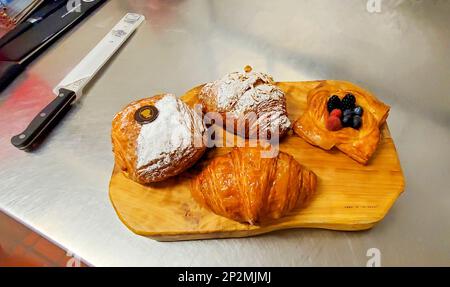 Verschiedene Croissants, die von Konditorköchen im Broadmoor Hotel in Colorado Springs, COLO, zubereitet werden. USA. Stockfoto