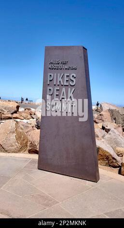 Schild oben auf dem Pikes Peak, das die Höhe anzeigt. 14.115 Fuß. 4.302,31 Meter. Colorado, USA. Stockfoto