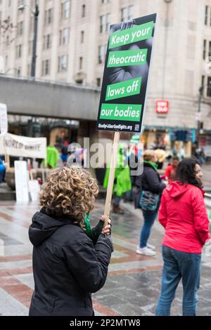 Seattle, USA. 4. März 2023. Feministinnen des Internationalen Frauentages für Jina, die sich weltweit für die Rechte der Frauen einsetzen. Mehrere Gruppen schlossen sich an, darunter „Rise Up 4 Abtreibungsrechte“ und „Progressive Iraner of Seattle“. Frauen auf der ganzen Welt organisieren sich und fordern Gleichberechtigung. Jina Amini starb in Teheran, Iran, unter verdächtigen Umständen James Anderson/Alamy Live News Stockfoto