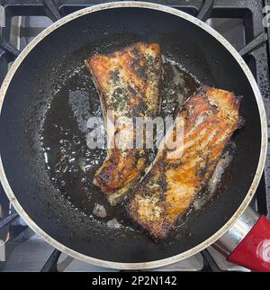 Lachsfilets kochen oder kochen Dill und Petersilie Stockfoto