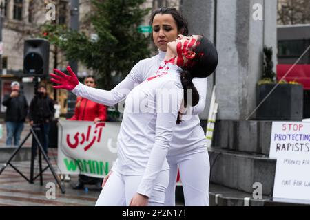 Seattle, USA. 4. März 2023. Feministinnen des Internationalen Frauentages für Jina, die sich weltweit für die Rechte der Frauen einsetzen. Mehrere Gruppen schlossen sich an, darunter „Rise Up 4 Abtreibungsrechte“ und „Progressive Iraner of Seattle“. Frauen auf der ganzen Welt organisieren sich und fordern Gleichberechtigung. Jina Amini starb in Teheran, Iran, unter verdächtigen Umständen James Anderson/Alamy Live News Stockfoto