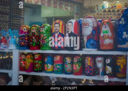 Tallinn, Estland - 02.19.2023: Souvenirladen mit traditionellen russischen Holzpuppen in verschiedenen Designs, wie Messi, Ronaldo, Santa, Katze. Stockfoto