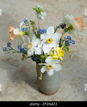 Vase mit Frühlingsblumen Stockfoto