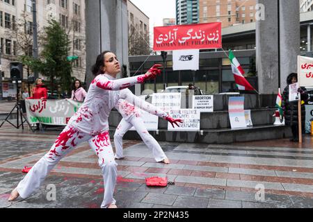 Seattle, USA. 4. März 2023. Feministinnen des Internationalen Frauentages für Jina, die sich weltweit für die Rechte der Frauen einsetzen. Mehrere Gruppen schlossen sich an, darunter „Rise Up 4 Abtreibungsrechte“ und „Progressive Iraner of Seattle“. Frauen auf der ganzen Welt organisieren sich und fordern Gleichberechtigung. Jina Amini starb in Teheran, Iran, unter verdächtigen Umständen James Anderson/Alamy Live News Stockfoto