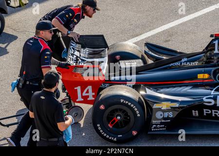 St. Petersburg, Florida, USA. 4. März 2023. Die Crew-Mitglieder von AJFoyt Racing bereiten ihren Rennwagen für den Firestone Grand Prix von St. Petersburg in St. vor Petersburg, Florida, USA. (Kreditbild: © Walter G. Arce Sr./ZUMA Press Wire) NUR REDAKTIONELLE VERWENDUNG! Nicht für den kommerziellen GEBRAUCH! Stockfoto