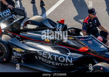 St. Petersburg, Florida, USA. 4. März 2023. Die Crew-Mitglieder von AJFoyt Racing bereiten ihren Rennwagen für den Firestone Grand Prix von St. Petersburg in St. vor Petersburg, Florida, USA. (Kreditbild: © Walter G. Arce Sr./ZUMA Press Wire) NUR REDAKTIONELLE VERWENDUNG! Nicht für den kommerziellen GEBRAUCH! Stockfoto