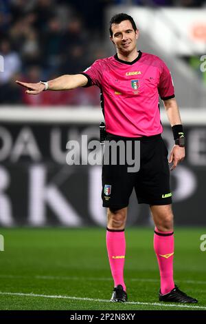 Bergamo, Italien. 04. März 2023 Schiedsrichter Davide Ghersini zeigt während des Fußballspiels der Serie A zwischen Atalanta BC und Udinese Calcio. Kredit: Nicolò Campo/Alamy Live News Stockfoto