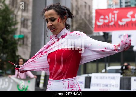 Seattle, USA. 4. März 2023. Feministinnen des Internationalen Frauentages für Jina, die sich weltweit für die Rechte der Frauen einsetzen. Mehrere Gruppen schlossen sich an, darunter „Rise Up 4 Abtreibungsrechte“ und „Progressive Iraner of Seattle“. Frauen auf der ganzen Welt organisieren sich und fordern Gleichberechtigung. Jina Amini starb in Teheran, Iran, unter verdächtigen Umständen James Anderson/Alamy Live News Stockfoto