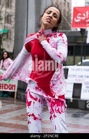 Seattle, USA. 4. März 2023. Feministinnen des Internationalen Frauentages für Jina, die sich weltweit für die Rechte der Frauen einsetzen. Mehrere Gruppen schlossen sich an, darunter „Rise Up 4 Abtreibungsrechte“ und „Progressive Iraner of Seattle“. Frauen auf der ganzen Welt organisieren sich und fordern Gleichberechtigung. Jina Amini starb in Teheran, Iran, unter verdächtigen Umständen James Anderson/Alamy Live News Stockfoto