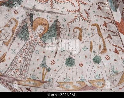 Ausweisung von Adam und Eva aus dem Garten Eden, einem 500 Jahre alten Fresko in der Keldby-Kirche, Dänemark, 10. Oktober 2022 Stockfoto