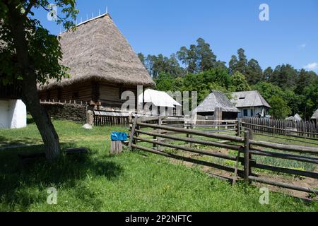 Der Museumskomplex Muzeul Astra in Sibiu, Rumänien, zeigt rumänische Mühlen und die Geschichte der Landwirtschaft. Stockfoto