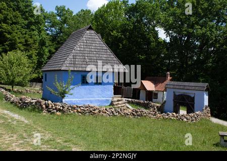 Der Museumskomplex Muzeul Astra in Sibiu, Rumänien, zeigt rumänische Mühlen und die Geschichte der Landwirtschaft. Stockfoto