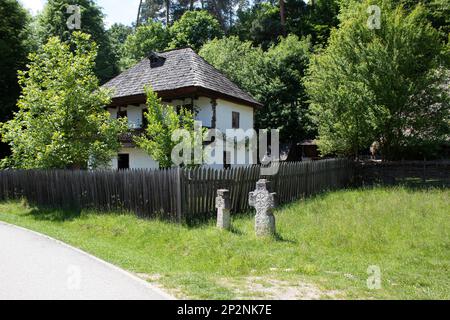 Der Museumskomplex Muzeul Astra in Sibiu, Rumänien, zeigt rumänische Mühlen und die Geschichte der Landwirtschaft. Stockfoto