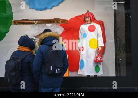 Paris, Frankreich. 03. März 2023. Yayoi Kusama investiert Louis Vuitton gegenüber der Samaritaine. LV DREAM, der Name des neuen freien Ausstellungsraums, der am 3. März 2023 gegenüber der seine und dem Samaritaine in Paris, Frankreich, eröffnet wird. (Foto: Lionel Urman/Sipa USA) Guthaben: SIPA USA/Alamy Live News Stockfoto