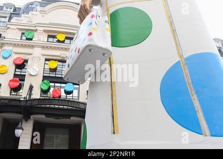 Paris, Frankreich. 03. März 2023. Yayoi Kusama investiert Louis Vuitton gegenüber der Samaritaine. LV DREAM, der Name des neuen freien Ausstellungsraums, der am 3. März 2023 gegenüber der seine und dem Samaritaine in Paris, Frankreich, eröffnet wird. (Foto: Lionel Urman/Sipa USA) Guthaben: SIPA USA/Alamy Live News Stockfoto