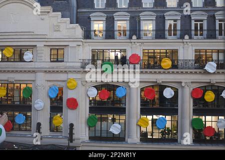 Paris, Frankreich. 03. März 2023. Yayoi Kusama investiert Louis Vuitton gegenüber der Samaritaine. LV DREAM, der Name des neuen freien Ausstellungsraums, der am 3. März 2023 gegenüber der seine und dem Samaritaine in Paris, Frankreich, eröffnet wird. (Foto: Lionel Urman/Sipa USA) Guthaben: SIPA USA/Alamy Live News Stockfoto